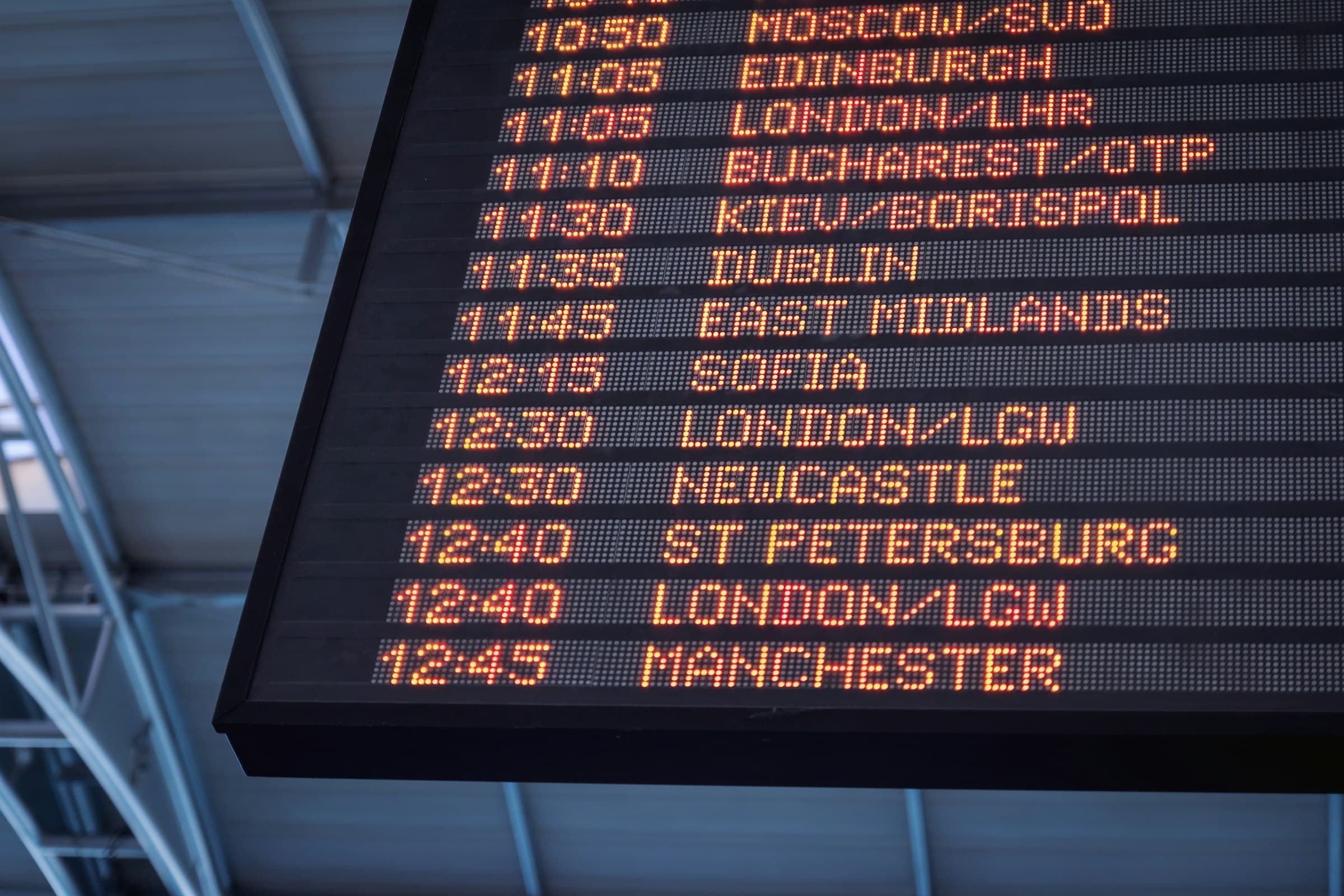 Tableau des départs d'un aéroport affichant les prochains vols vers les capitales européennes