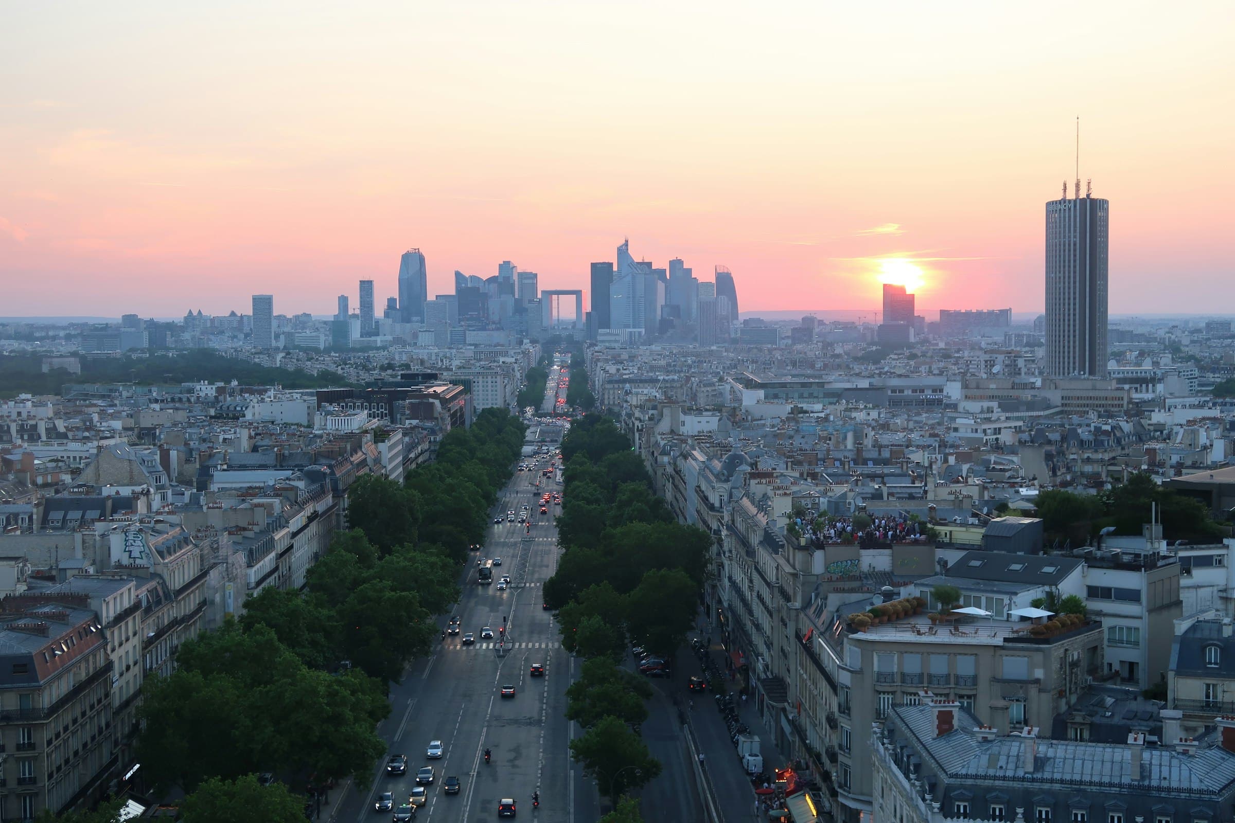 Coucher de soleil sur Paris vu depuis l'Arc de Triomphe, l'avenue filant vers les tours de La Défense
